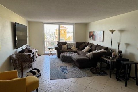 Condo in Hollywood, Florida, 3 bedrooms  № 1080451 - photo 9