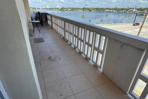 Copropriété à vendre à Hollywood, Floride: 3 chambres, 153.38 m2 № 1080451 - photo 26