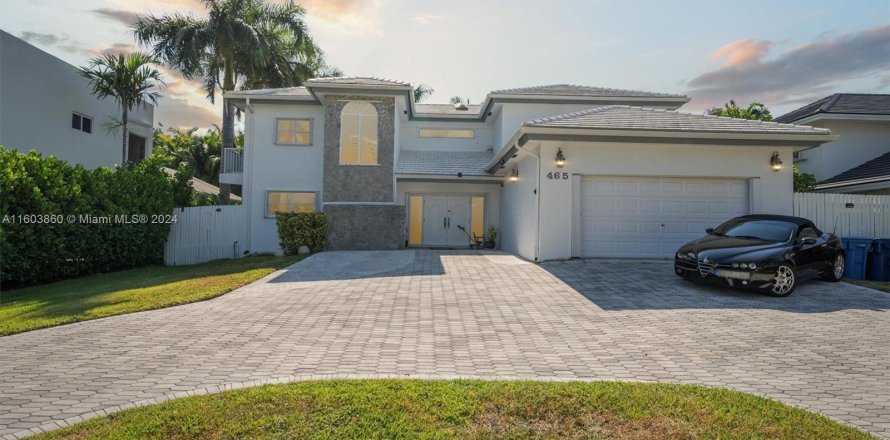 House in Golden Beach, Florida 5 bedrooms, 341.32 sq.m. № 1223888