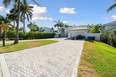 House in Golden Beach, Florida 5 bedrooms, 341.32 sq.m. № 1223888 - photo 4