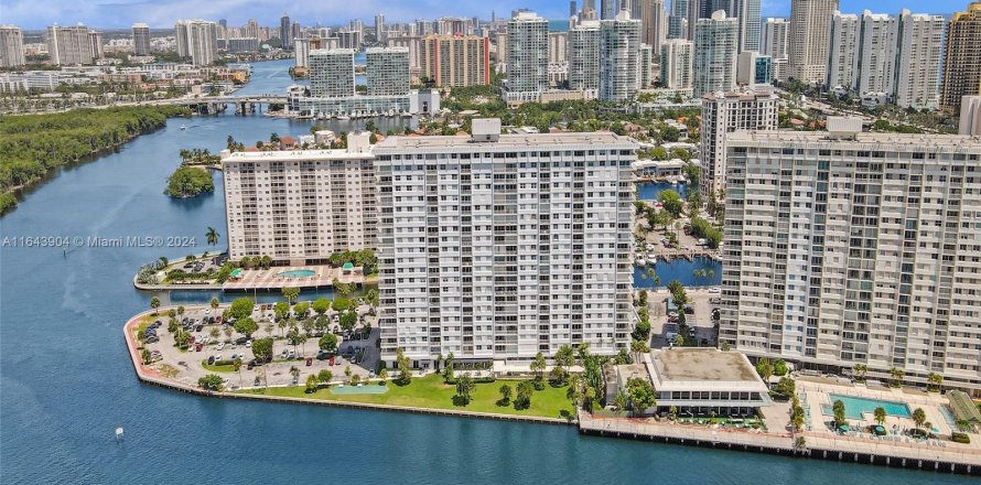 Condo in Sunny Isles Beach, Florida, 2 bedrooms  № 1325721