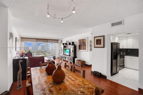 Condo in Sunny Isles Beach, Florida, 2 bedrooms  № 1325721 - photo 2