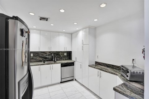 Condo in Sunny Isles Beach, Florida, 2 bedrooms  № 1325721 - photo 9