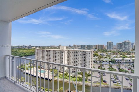 Condo in Sunny Isles Beach, Florida, 2 bedrooms  № 1325721 - photo 23