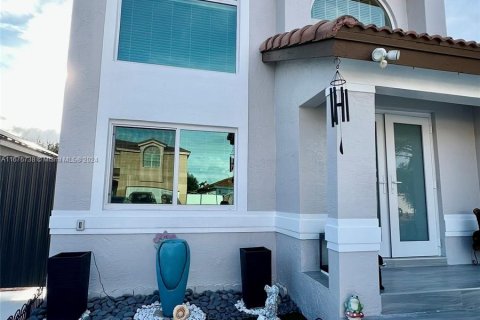 Casa en venta en Hialeah, Florida, 4 dormitorios, 200.3 m2 № 1401688 - foto 3