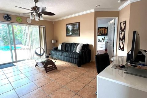 Casa en venta en Hialeah, Florida, 4 dormitorios, 200.3 m2 № 1401688 - foto 10