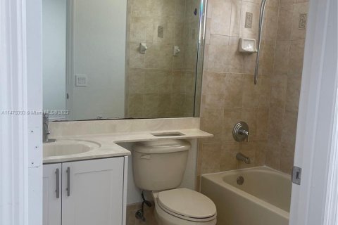 Townhouse in Hialeah, Florida 3 bedrooms, 123.37 sq.m. № 809910 - photo 14