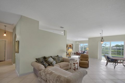 House in Jensen Beach, Florida 4 bedrooms, 220.83 sq.m. № 1104393 - photo 3