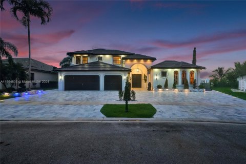 Casa en venta en Miramar, Florida, 7 dormitorios, 368.45 m2 № 1379009 - foto 1