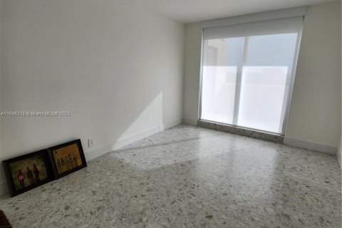 Condo in Miami Beach, Florida, 2 bedrooms  № 1329227 - photo 10