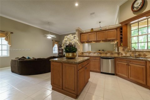 House in Weston, Florida 5 bedrooms, 249.81 sq.m. № 1309448 - photo 12