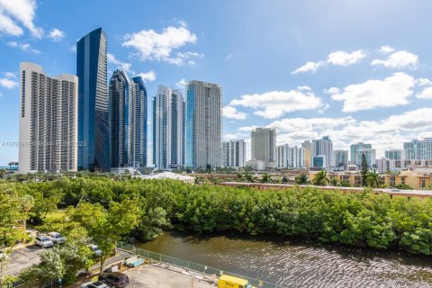 Condo in Sunny Isles Beach, Florida, 2 bedrooms  № 812620 - photo 3