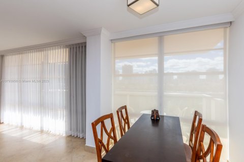 Condo in Sunny Isles Beach, Florida, 2 bedrooms  № 812620 - photo 16