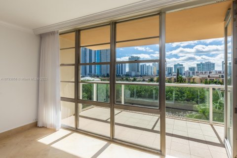 Condo in Sunny Isles Beach, Florida, 2 bedrooms  № 812620 - photo 5