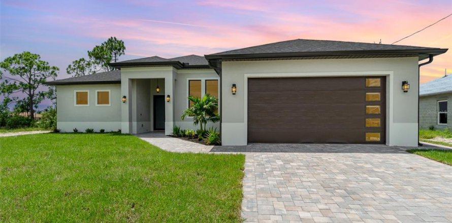 House in Cape Coral, Florida 4 bedrooms, 208.01 sq.m. № 1295650