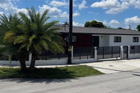 Casa en venta en Miami, Florida, 3 dormitorios, 141.86 m2 № 1441555 - foto 1