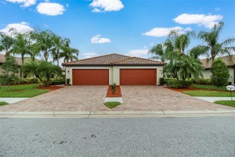 Villa ou maison à louer à Bradenton, Floride: 2 chambres, 143.16 m2 № 914745 - photo 1