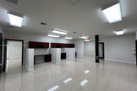 Immobilier commercial à vendre à Doral, Floride № 909434 - photo 12