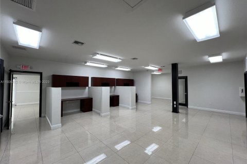 Immobilier commercial à vendre à Doral, Floride № 909434 - photo 9