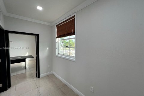 Immobilier commercial à vendre à Doral, Floride № 909434 - photo 7