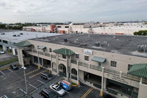 Commercial property in Doral, Florida № 909434 - photo 2