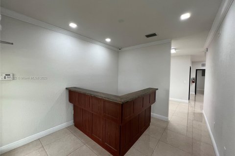 Commercial property in Doral, Florida № 909434 - photo 5