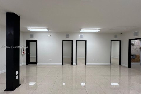 Commercial property in Doral, Florida № 909434 - photo 16