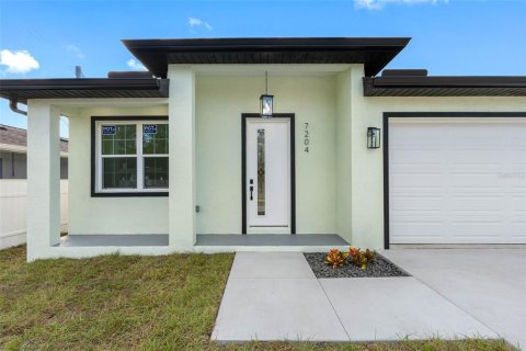 House in Tampa, Florida 3 bedrooms, 139.35 sq.m. № 1425736 - photo 1