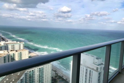 Condominio en venta en Hollywood, Florida, 1 dormitorio, 78.97 m2 № 1358525 - foto 1