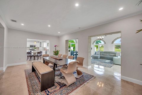 House in Coral Gables, Florida 5 bedrooms, 360.83 sq.m. № 1008955 - photo 24