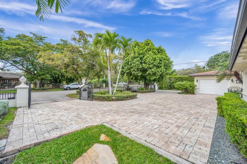 Casa en venta en Coral Gables, Florida, 5 dormitorios, 360.83 m2 № 1008955 - foto 15