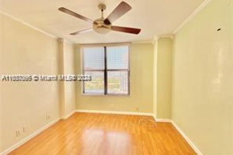 Condo in Hallandale Beach, Florida, 2 bedrooms  № 1309616 - photo 12