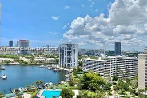 Condo in Hallandale Beach, Florida, 2 bedrooms  № 1309616 - photo 14