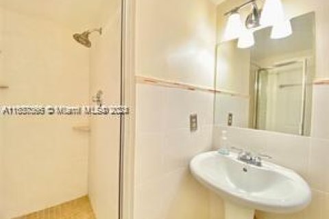 Condo in Hallandale Beach, Florida, 2 bedrooms  № 1309616 - photo 3