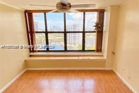 Condo in Hallandale Beach, Florida, 2 bedrooms  № 1309616 - photo 10