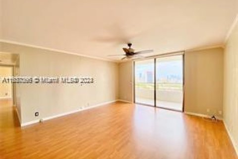 Condo in Hallandale Beach, Florida, 2 bedrooms  № 1309616 - photo 11