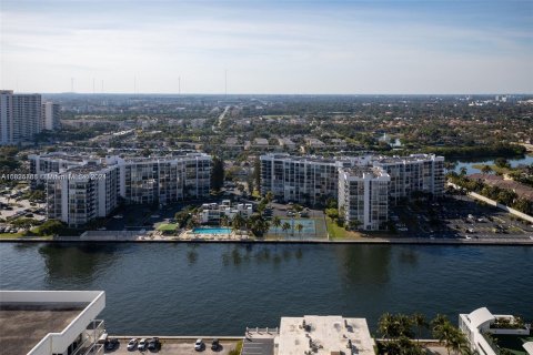 Condo in Hollywood, Florida, 3 bedrooms  № 1272186 - photo 17