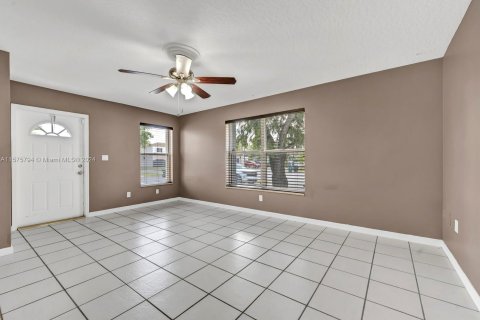 House in Cutler Bay, Florida 3 bedrooms, 127.18 sq.m. № 1147201 - photo 10