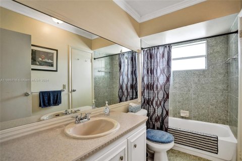 Condo in Lauderdale Lakes, Florida, 1 bedroom  № 1423240 - photo 9