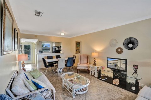 Condo in Lauderdale Lakes, Florida, 1 bedroom  № 1423240 - photo 14