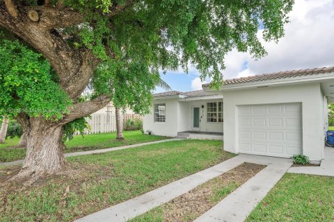 Villa ou maison à vendre à North Bay Village, Floride: 3 chambres, 124.21 m2 № 1395864 - photo 3