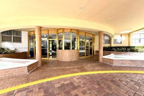 Condo in Hallandale Beach, Florida, 1 bedroom  № 1400254 - photo 3