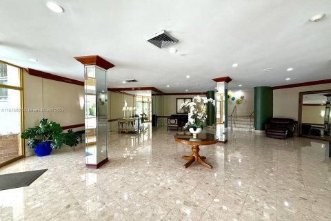 Condo in Hallandale Beach, Florida, 1 bedroom  № 1400254 - photo 4