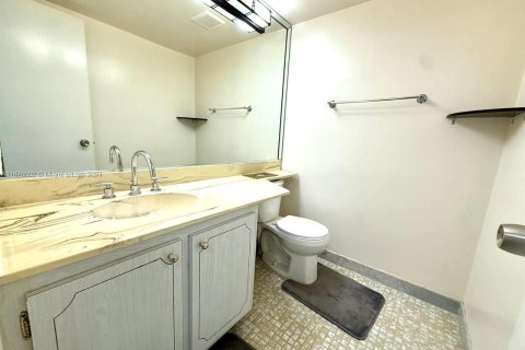 Condo in Hallandale Beach, Florida, 1 bedroom  № 1400254 - photo 18