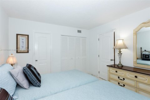 Condo in Hallandale Beach, Florida, 2 bedrooms  № 1400311 - photo 12