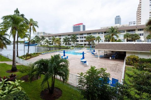 Condo in Hallandale Beach, Florida, 2 bedrooms  № 1400311 - photo 1