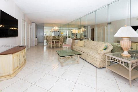 Condo in Hallandale Beach, Florida, 2 bedrooms  № 1400311 - photo 3