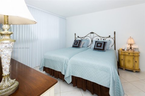 Condo in Hallandale Beach, Florida, 2 bedrooms  № 1400311 - photo 10