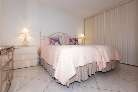 Condo in Hallandale Beach, Florida, 2 bedrooms  № 1400311 - photo 15