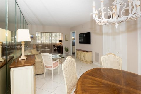 Condo in Hallandale Beach, Florida, 2 bedrooms  № 1400311 - photo 4